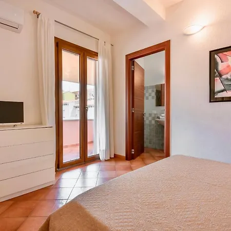 Isa-residence With Swimming-pool In Aparthotel *